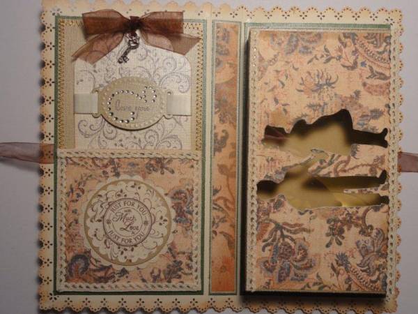 Interior_of_bookbound_gift_box_with_tag_2