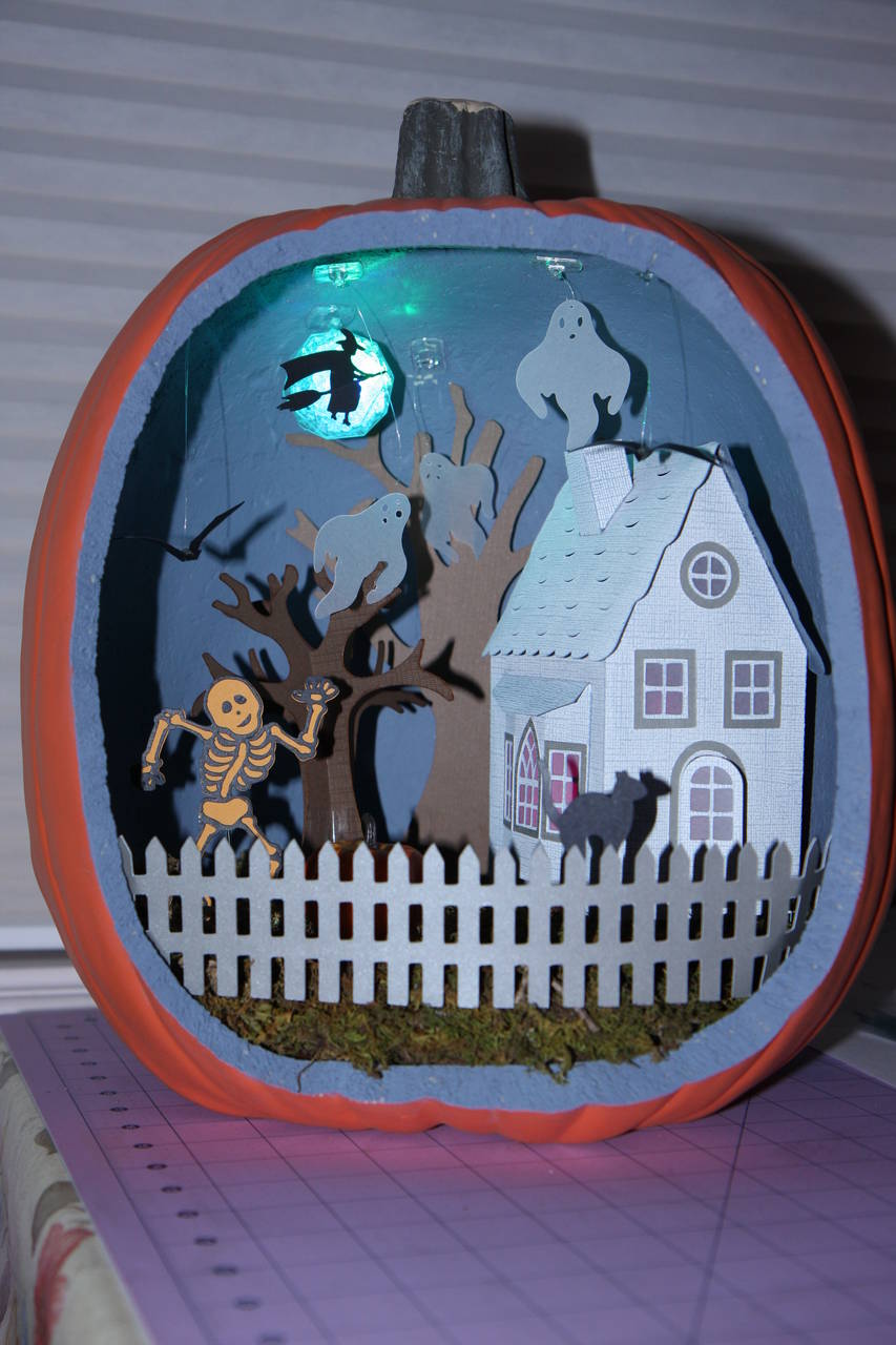Pumpkin diorama (&quot;A Haunted Scene&quot;)