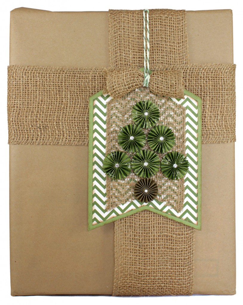 12-Days-of-Gift-Wrapping-Day-6-Rosette-Tree-Tag