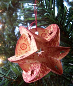 12-Paper-Ornaments-of-Christmas-Circle-and-Star-Ornament-1