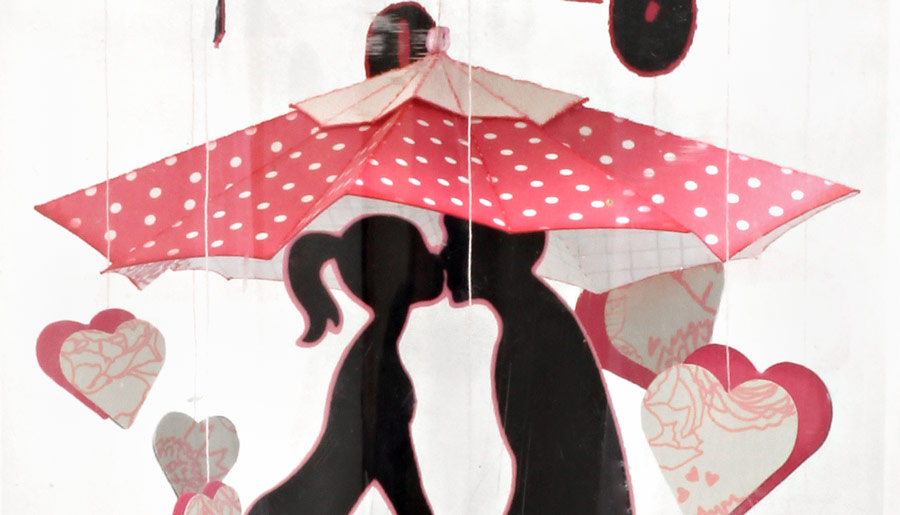 Kissing-In-The-Rain-of-Love-Kiss-Detail