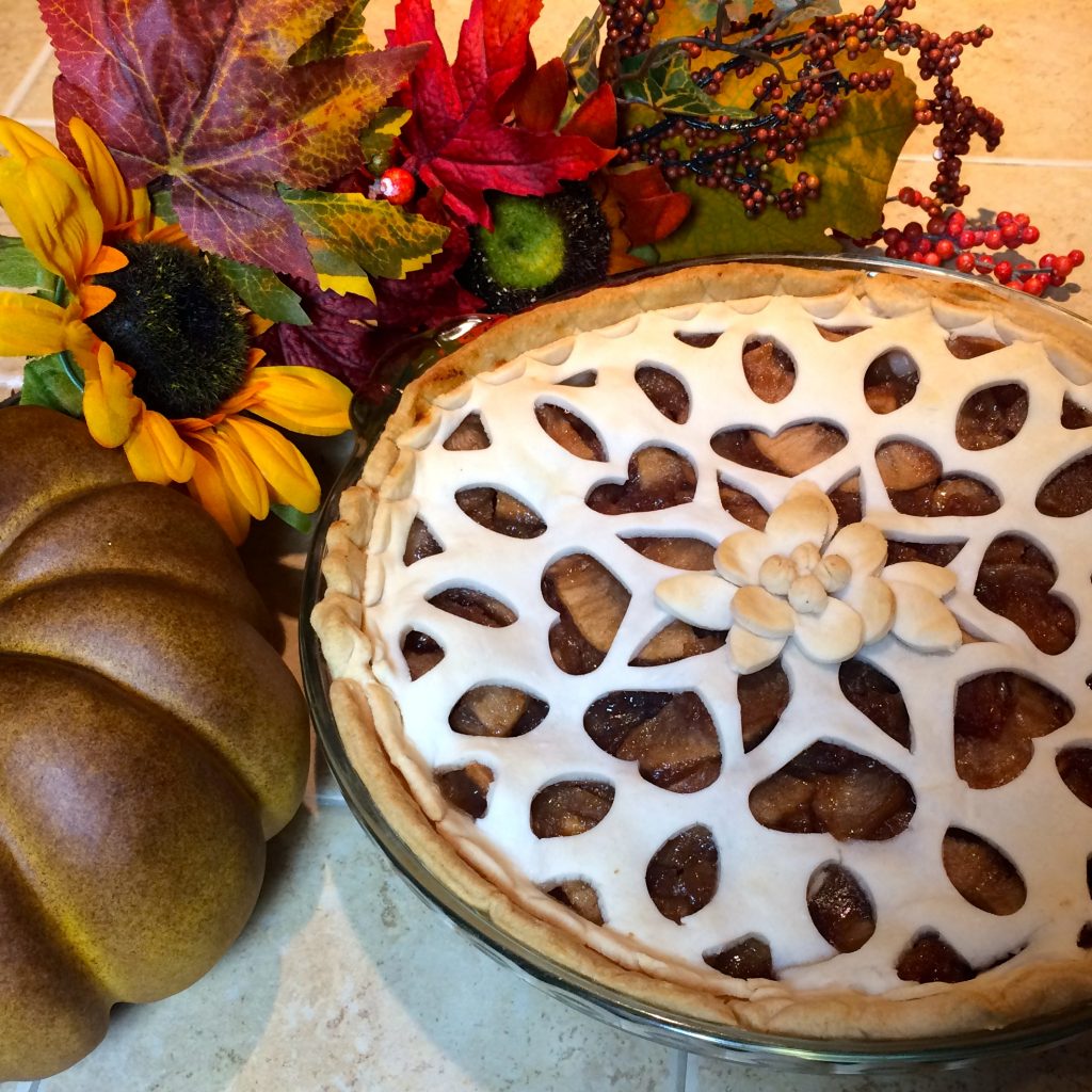 Custom lace flower pie crust with the Pazzles Inspiration and pastry tool
